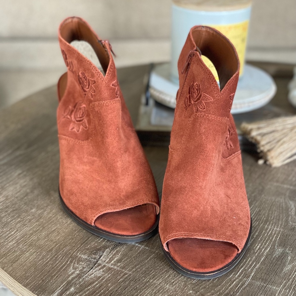 Lucky Brand Embroidered Floral Heels